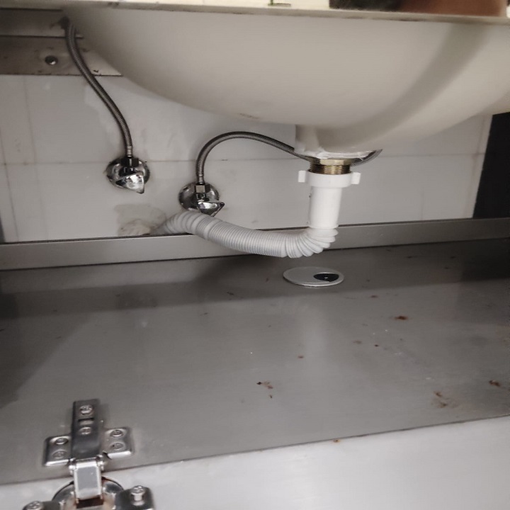 Under-sink plumbing with flexible pipes